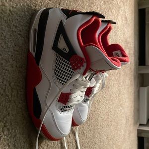 Jordan 4’s red